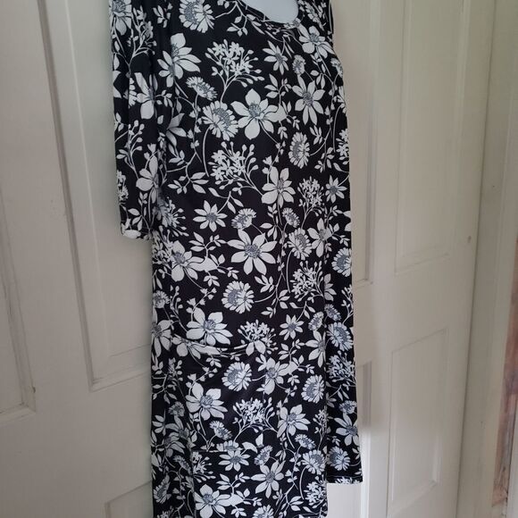 Black Floral Pocket A-Line Dress - Picture 5 of 8